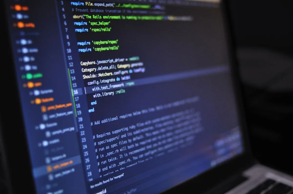 Editor de código abierto en la pantalla de un computador portátil