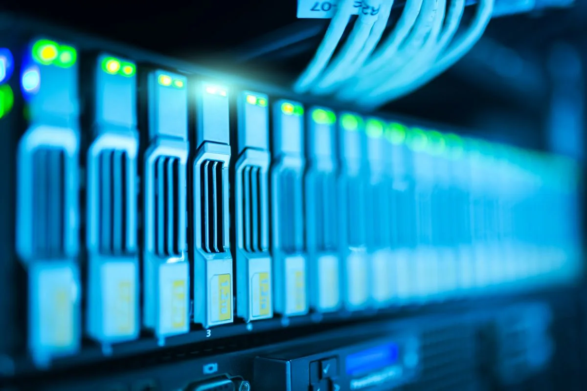 Bahías de discos de un servidor iluminadas en azul dentro de un rack